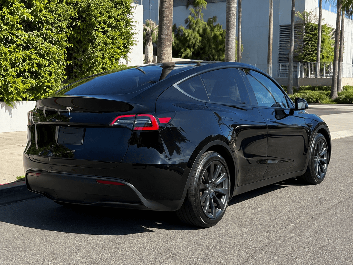 2023 Tesla Model Y — LAX pickup/drop-off, 7-seat rear_3q